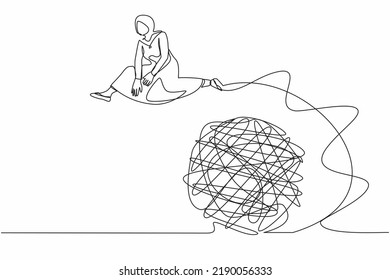 Una línea contínua que dibuja a una mujer de negocios árabe saltando sobre un garabato enredado. Solución que busca un problema complicado. Superar la complejidad del problema. Ilustración gráfica vectorial de diseño de línea única