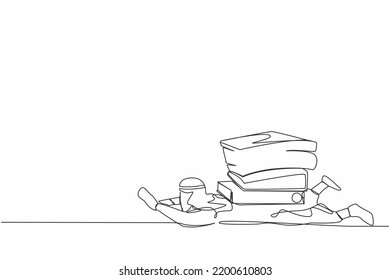 Una línea continua dibujando al empresario árabe bajo una pesada carga de carpetas de papel. La persona cansada no puede hacer frente a la cantidad de trabajo. Trabajador inundado de papeleo. Ilustración vectorial de diseño de una sola línea