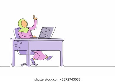 Continuous one line drawing Arab businesswoman getting bright new idea while working with laptop on desk. Female manager working with computer at desk. People get idea. Single line draw design vector