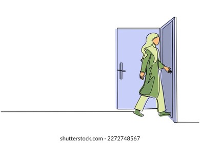 Una línea continua que dibuja a una mujer de negocios árabe entra a la habitación por la puerta. Mujer caminando a la puerta abierta. Comenzando un nuevo día en la oficina. Concepto de negocio. Ilustración vectorial de diseño de líneas simples