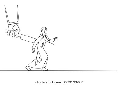 Una línea continua que dibuja al empresario árabe apuñalado en la espalda por un gran cuchillo. Engañado por un colega. Un enemigo disfrazado de amigo. El traidor. Ilustración vectorial de diseño de líneas simples