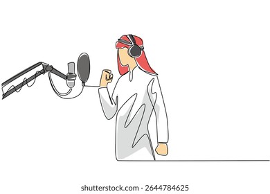 Uma linha contínua desenhando um homem árabe em pé na frente de um microfone usando fones de ouvido está cantando. Audição para entrar no estúdio de gravação. Dia Nacional da Canção. Ilustração de vetor de design de desenho de linha única