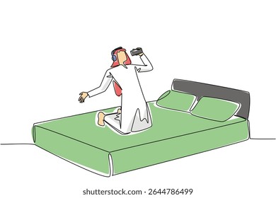 Desenho contínuo de uma linha Homem árabe usar fone de ouvido senta-se na cama e segurar smartphone como microfone enquanto canta. Como um concerto solo. Solista. Dia Nacional da Canção. Ilustração de vetor de design de desenho de linha única
