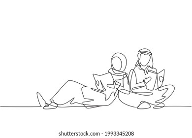 Continuous one line drawing Arabian students woman and man reading, learning and sitting on the floor. Study in library. Literature fans or lovers. Single line draw design vector graphic illustration