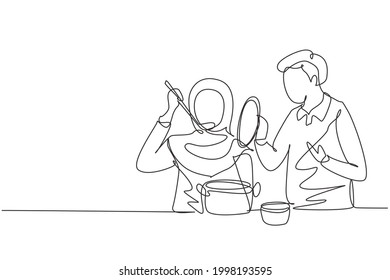 Continuo dibujo de una línea de un marido árabe sosteniendo una tapa de sartén y su hermosa esposa probando comida usando cuchara de cocina. Cocinando juntos en la cocina. ilustración vectorial de diseño de línea única