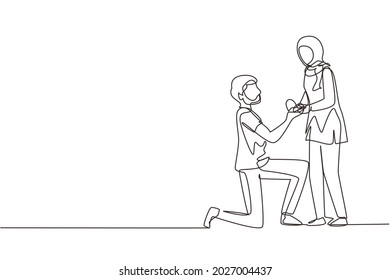 Continuous one line drawing Arabian man kneeling holding engagement ring proposing woman marry him happy marriage wedding  Guy knees proposing girl to marry  Single line draw design vector graphic