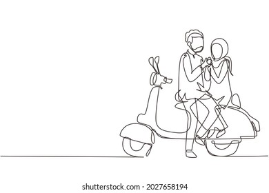 Continuo dibujo de una línea de los jinetes árabes viaje de pareja relajarse. Momentos románticos de luna de miel sentados y hablando en motocicleta. Hombre con mujer montando moto. Gráfico vectorial de diseño de trazos de línea única
