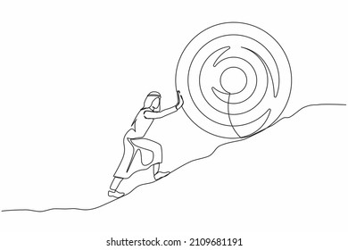 Un homme d'affaires arabe sur une ligne continue pousse la grande cible vers la montagne. Un homme salarié poussant la cible géante vers le haut est très difficile. Un but trop grand peut être difficile. Création d'une ligne unique image vectorielle