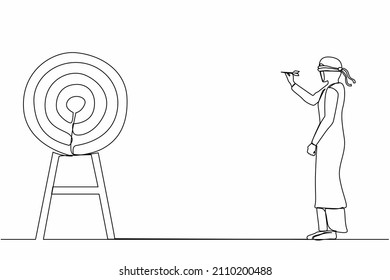 Una línea contínua dibujando a una empresaria árabe usando la venda de los ojos y el blanco del dardo. Jovencita confundida con venda en los ojos tratando de golpear al blanco con dardo. ilustración vectorial de diseño de línea única