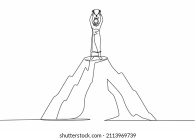 Continuo dibujo de una línea de una mujer de negocios árabe sosteniendo un trofeo en la cima de la alta montaña. Éxito, objetivo, logro y concepto de desafío. ilustración vectorial de diseño de línea única