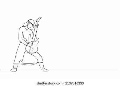 Continuo dibujo de una línea de músico árabe macho tocando guitarra eléctrica. Hombre practicando guitarra. Guitarista toca instrumentos musicales en el escenario. Gráfico vectorial de diseño de trazos de línea única