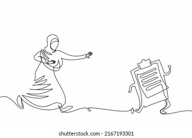Una línea contínua dibujando a una mujer de negocios árabe persiguiendo el portapapeles. Jefa árabe que presenta lista de verificación, encuesta, documento de firma y papeleo. ilustración vectorial de diseño de línea única