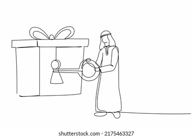 Continuo dibujo de una línea del hombre de negocios árabe poniendo la llave en una caja de regalo con cinta. Desenganche el regalo para el éxito del negocio. Concepto de celebración. Ilustración vectorial de diseño de líneas simples