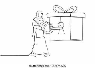 Continuous one line drawing Arabian businesswoman put key into gift box with ribbon. Female manager celebrate personal achievement. Present from company. Single line design vector graphic illustration