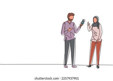 Continuo dibujo de una línea de un reportero de tv árabe masculino entrevistando preguntas. Hombre en entrevista con mujer, periodista profesional en conversación. Ilustración vectorial de diseño de líneas simples
