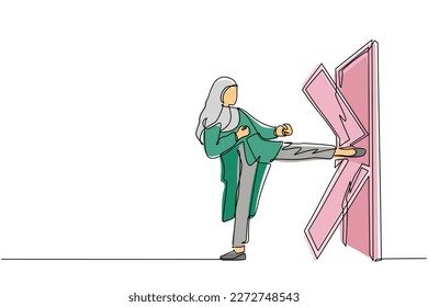 Una línea contínua dibujando a una mujer de negocios árabe le da patadas a la puerta hasta que la puerta se rompió. Mujer dando patadas a la puerta cerrada y destruyendo. Concepto empresarial de superación de obstáculos. Vector de diseño de tracción de línea única