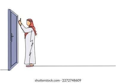 Continuo dibujo de una línea de un hombre de negocios árabe levanta la llave delante de la puerta. Hombre sujetando la llave para abrir la puerta de la sala de oficinas. Empezando la mañana con espíritu para trabajar. Ilustración vectorial de diseño de líneas simples