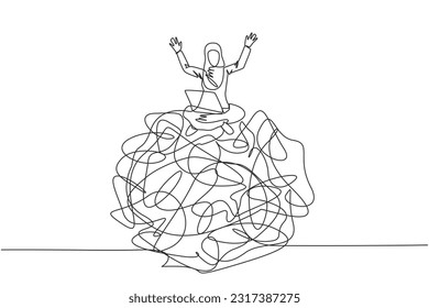 Kontinuierlich eine Linie zeichnen arabische Geschäftsfrau sitzend auf einem riesigen verworrenen Kreis, die Laptop auf ihre Oberschenkel. Heben Sie beide Hände als Rückgabegerät. Business Flop. Illustration mit nur einer Zeile