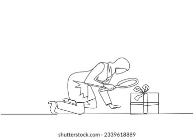 Dibujo continuo de una línea de una mujer de negocios árabe sosteniendo lupa mirando la caja de regalo. Asigne bonificaciones a los empleados que tienen gran dedicación a la empresa. Ilustración vectorial de tracción de línea única