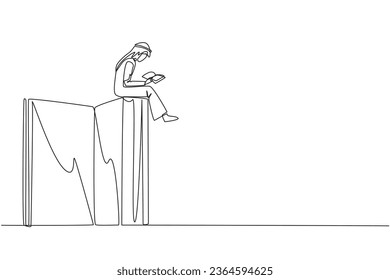 Continuo dibujo de una línea de un hombre árabe sentado en un gran libro abierto leyendo un libro. El aprendizaje serio y centrado aumenta la comprensión. Concepto del festival del libro. Ilustración vectorial de diseño de líneas simples