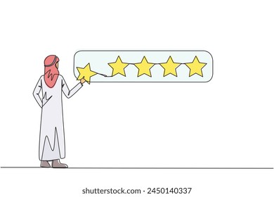 Continuo una línea que dibuja al hombre árabe de pie que sostiene 1 estrella y quiere hacerlo 5 star array. Clientes satisfechos y dar una calificación perfecta. Clasificación por estrellas. Ilustración vectorial de diseño de dibujo de una sola línea