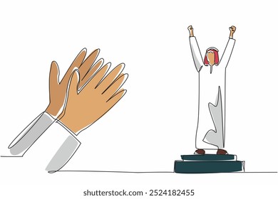 Continua línea dibujando hombre árabe de pie en el podio. Éxito, logros y celebración cultural. Aplausos. Triunfo. Día de Apreciación de Empleados. Ilustración vectorial de diseño de dibujo de línea única