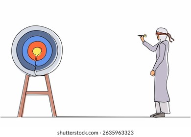 Uma linha contínua desenhando empresária árabe usando venda de olhos e acertou alvo de dardo. Confusa senhora de olhos vendados tentando acertar o alvo com dardo. Ilustração gráfica vetorial de design de desenho de linha única