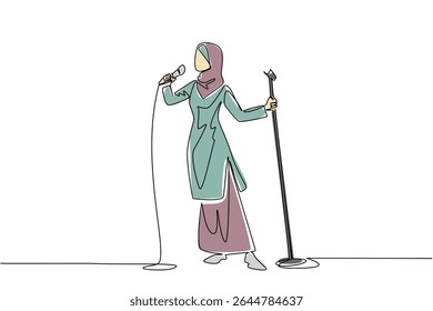 Uma linha contínua desenhando mulher árabe em roupas casuais cantando enquanto segura um microfone em pé e posando. Desempenho de uma diva. Dia Nacional da Canção. Ilustração de vetor de design de desenho de linha única