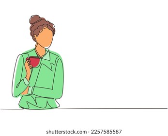 Continuous one line drawing business woman holding and drinking coffee cup sitting in the coffee shop. Business dress code. Enjoy relax time after office. Single line draw design vector illustration