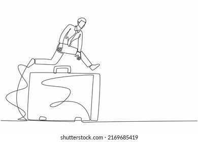 Un empresario que sigue dibujando una línea saltando sobre una gran cartera de documentos. Lograr ganar en la competencia empresarial, superar los obstáculos para resolver el problema. ilustración vectorial de diseño de línea única