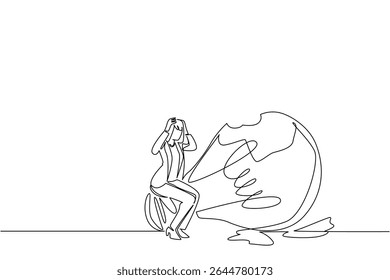 Uma linha contínua desenhando uma empresária senta-se em uma lâmpada quebrada com ambas as mãos segura a cabeça. O plano falhou completamente. Dia Nacional da Criatividade. Ilustração de vetor de design de desenho de linha única