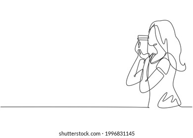 Continuous one line drawing cheerful girl kissing disposable coffee cup or paper cup. Coffee product studio photo session. Coffee addict concept. Single line draw design vector graphic illustration