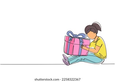 Continuo dibujo de una fila de una alegre muchacha sentada y abrazando una gran caja de regalo con un arco de cinta envuelta frente a ella en brazos. Un niño pequeño acepta un regalo de cumpleaños. Ilustración vectorial de diseño de líneas simples
