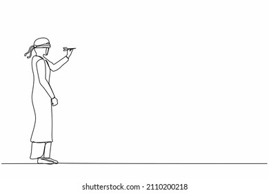 Continuo dibujo de una línea confundida empresaria árabe venda los ojos arrojando dardo. Objetivo no claro o visión de negocios ciega, fracaso en el liderazgo o error en el objetivo. Gráfico vectorial de diseño de una sola línea