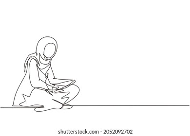 Continuo dibujo de una linea de tierna mujer árabe sentada en el suelo, leyendo libro. Adorable joven que pasa el fin de semana en casa. Actividades de ocio, relajación. Ilustración vectorial de diseño de líneas simples