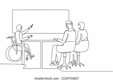 Una línea continua dibujando a una empresaria árabe discapacitada presentando a sus colegas. Trabajador que escucha a un ejecutivo con discapacidad en silla de ruedas que se presenta en el cargo. Vector de diseño de tracción de línea única