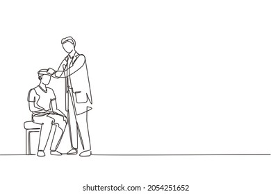 Continuous one line drawing doctor bandaging head of injured young man. Paramedic and male patient head injury. Emergency or first aid concept. Single line draw design vector graphic illustration