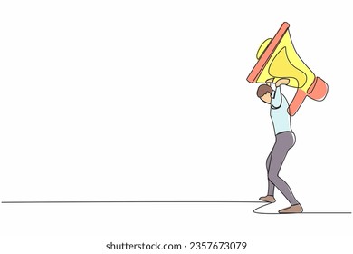 Continuo giro de una línea que atrae a un agotado hombre de negocios que lleva un pesado megáfono en la espalda. Problemas de comunicación. Acoso, acoso en el trabajo, familias. Ilustración vectorial de diseño de líneas simples