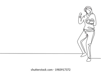 Continuous one line drawing female painter stands with celebrate gesture using a hat and painting tools to produce artwork in her workshop studio. Single line draw design vector graphic illustration