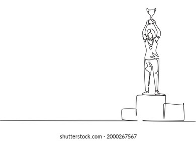 Kontinuierliche Zeichnung weiblichen Athleten mit Sport Jersey Hebe Gold Trophäe mit beiden Händen auf Podium. Feiern Sie den Sieg der Meisterschaft. Vektorgrafik-Illustration mit Einzelzeilenzeichnung