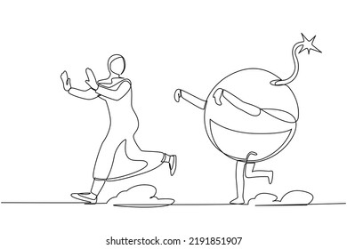 Continua línea trazando la asusta empresaria árabe perseguida por una bomba. Gerente mujer temerosa de problemas de crisis financiera, carga impositiva. ilustración vectorial de diseño de línea única