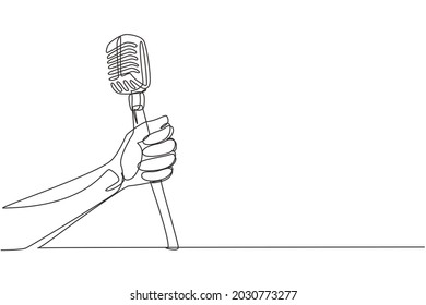 Durchlaufende Zeichenkette mit einem Retro-Mikrofon. Vintage Gravur stilisierte Zeichnung. Karaoke Mann singt das Lied auf altes Mikrofon. Vektorgrafik-Illustration mit Einzelzeilenzeichnung