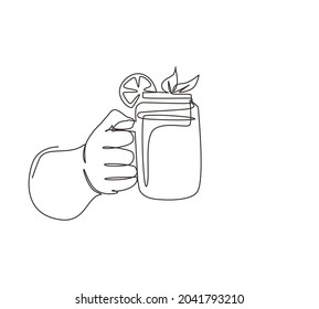 Manos de tracción continuas de una línea sostienen refrescante bebida de limonada de desintoxicación con cal, limón, menta. Beber de fruta sana de verano. Mug de bebida saludable con limón. Ilustración vectorial de diseño de líneas simples