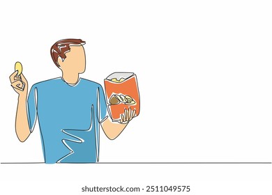 Uma linha contínua desenhando um homem bonito segurando batatas fritas na mão. Capaz de terminar deliciosos snacks crocantes em pouco tempo. Deleção. Dia Nacional do Lanche. Ilustração de vetor de design de desenho de linha única