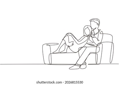 Continuous one line drawing happy man woman couple sitting   hugging sofa together  Happy man   woman relaxing in living room  People spending free time  Single line draw design vector graphic
