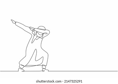 Una línea contínua dibujando a un feliz hombre de negocios árabe parado cruzando armas y mirando hacia abajo. El vendedor celebra el aumento salarial de la compañía. ilustración vectorial de diseño de línea única