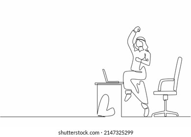 Continuo dibujo de una línea feliz hombre de negocios árabe saltando y bailando en su lugar de trabajo. Gerente masculino celebrando el éxito de aumentar las ventas de productos de la empresa. Gráfico vectorial de diseño de trazos de línea única