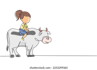 Una línea contínua dibujando feliz niña montando vaca. Niño alegre sentado en una vaca trasera con silla en el rancho. Niños aprendiendo a montar en vaca. ilustración vectorial de diseño de línea única