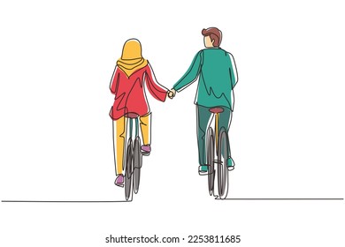 Continuo dibujo de una línea feliz pareja árabe monta bicicletas en el prado de vuelta a la cámara y tomándose de las manos. Hombre y mujer enamorados. Feliz pareja romántica casada. Gráfico vectorial de diseño de trazos de línea única