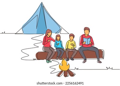 Continuo dibujo de una línea feliz familia en verano acampando juntos. Papá leyendo libros cerca de una fogata. Mamá, hijo, hija escucha la historia. Ilustración vectorial de diseño de líneas simples
